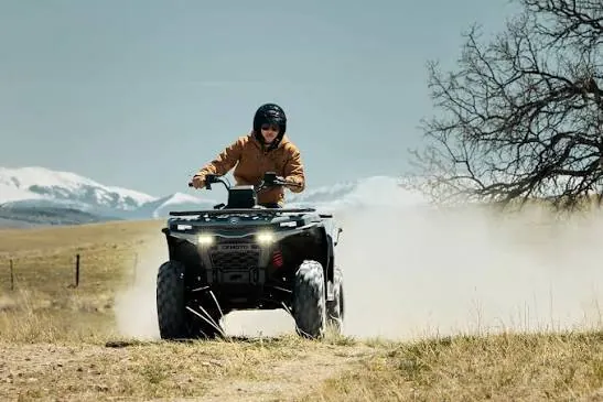 Kvad u vožnji uz planine